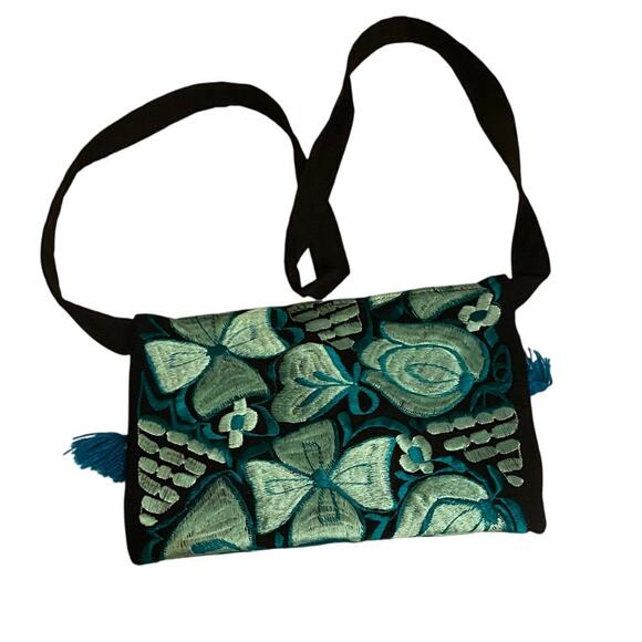 Small Green Shamrock Purse with tassels - Picture 2 of 3